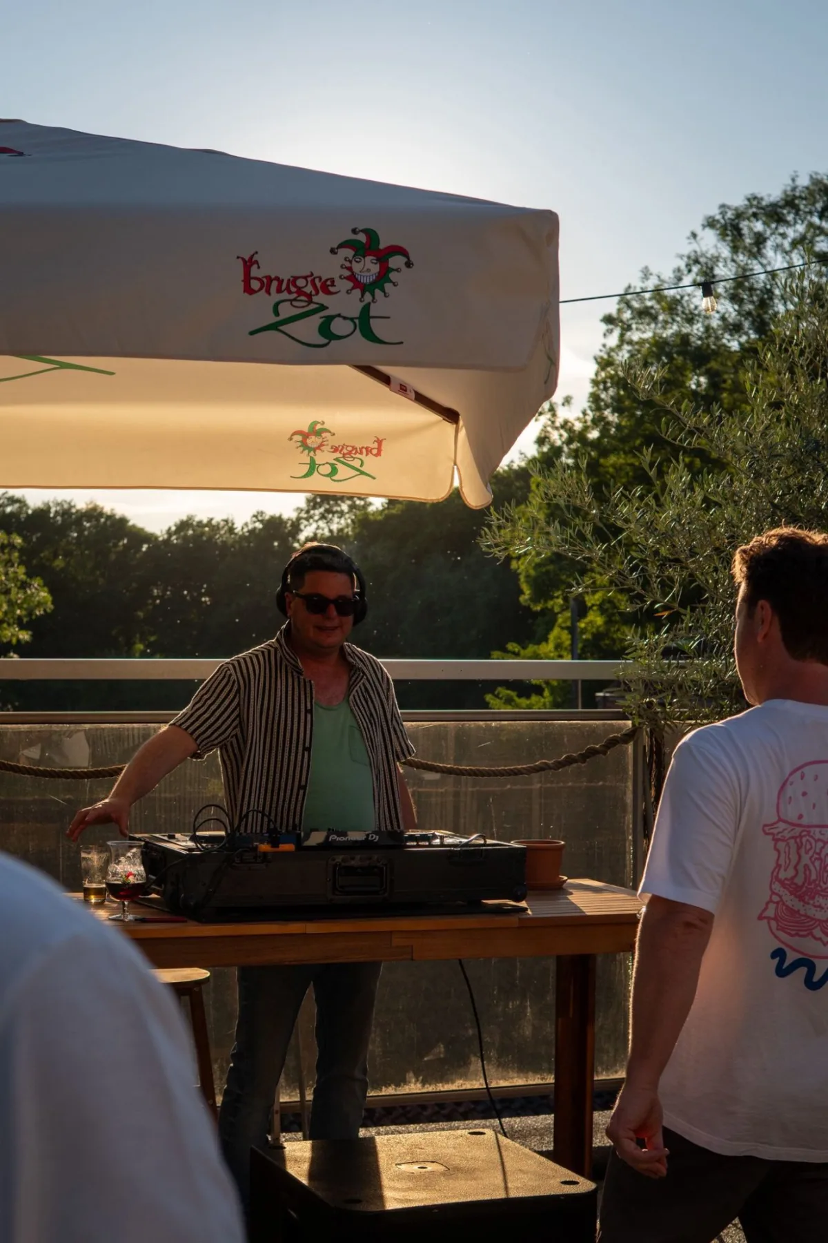 Een dj op het terras tijdens een evenement
