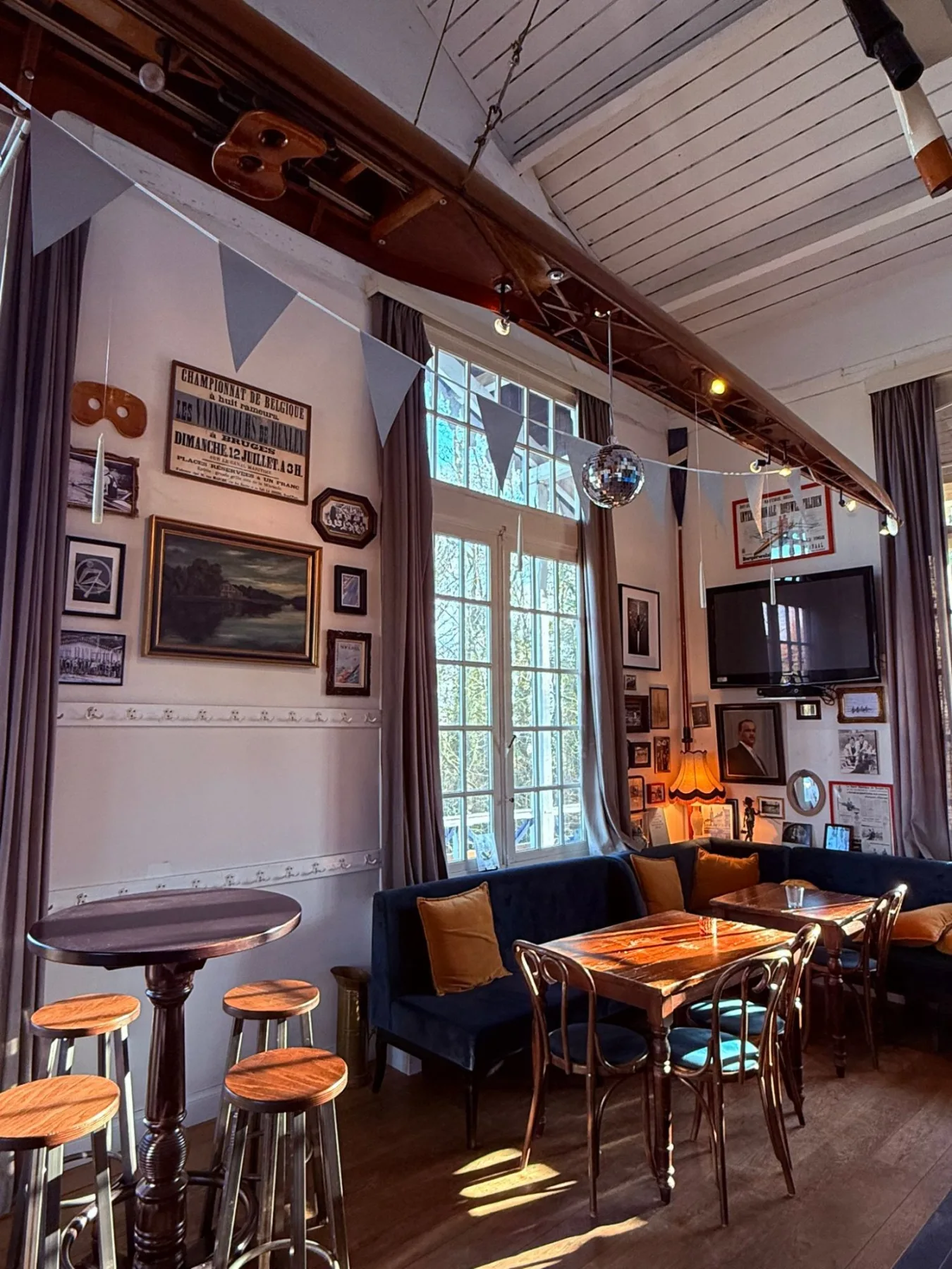 De bar binnen, met roei-memorabilia aan de muur