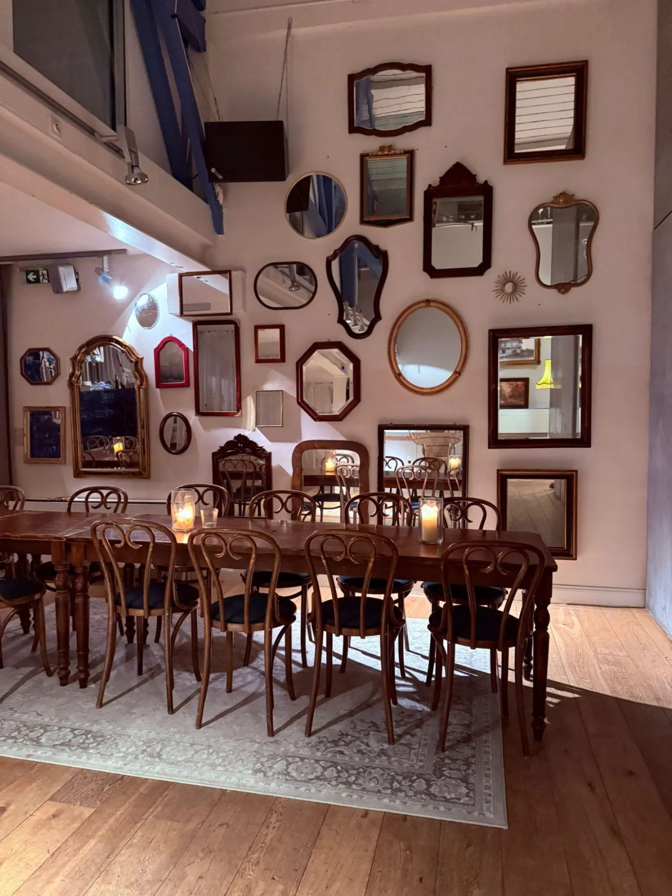 De spiegelzaal van De Roeiclub, geschikt als feestzaal